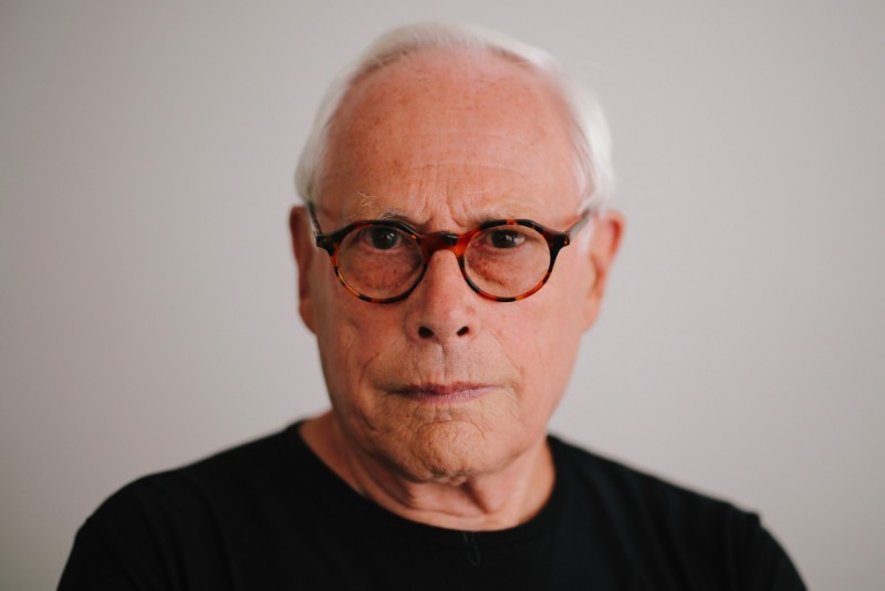 Rams é o nome do documentário dirigido por Gary Hustwit que conta a vida de um dos designers mais influenciais dos dias de hoje: Dieter Rams. E, nesse filme, você acaba aprendendo um pouco sobre seu ponto de vista sobre consumo, sustentabilidade e sobre o futuro do design.