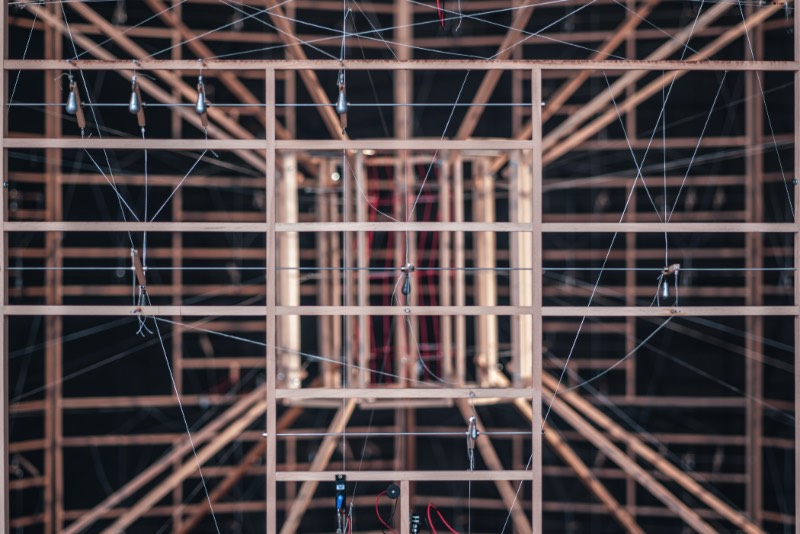 O artista alemão Ralf Baecker trabalha na interseção entre a ciência, a tecnologia e a arte. Suas obras são instalações e máquinas que exploram os mecanismos essenciais do que seriam os efeitos e as ações da tecnologia e as novas mídias. No centro dos objetos criados pelo artista está o emaranhamento do virtual com o real, ou melhor, com o mundo.
