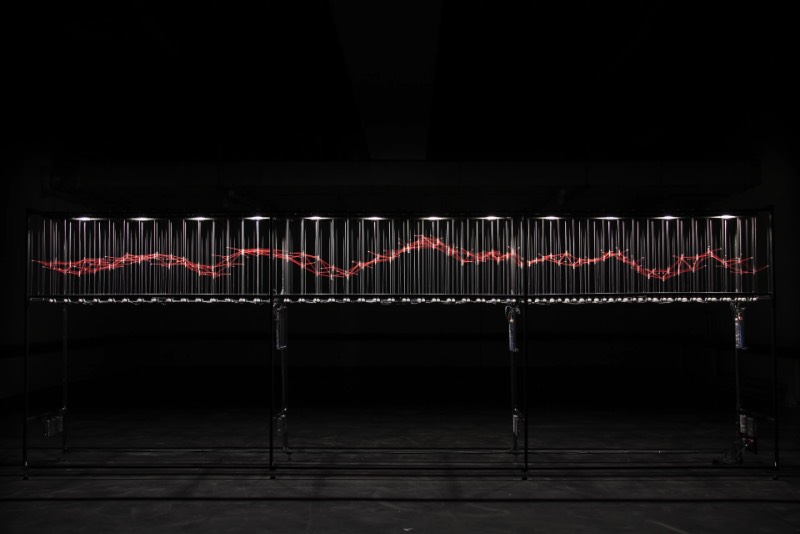 O artista alemão Ralf Baecker trabalha na interseção entre a ciência, a tecnologia e a arte. Suas obras são instalações e máquinas que exploram os mecanismos essenciais do que seriam os efeitos e as ações da tecnologia e as novas mídias. No centro dos objetos criados pelo artista está o emaranhamento do virtual com o real, ou melhor, com o mundo.