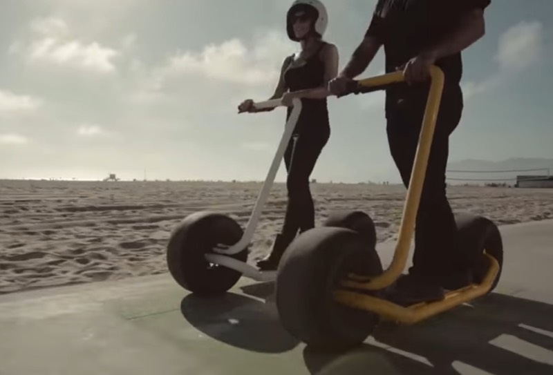 Inspirado pela sua paixão pela engenharia e a beleza do design, Nathan Allen criou a Stator, uma scooter elétrica com um visual mais do que fenomenal. E a inspiração por trás desse novo veículo bem do passado de Nathan que andava de skate e é um ciclista desde sua infância. Foi pensando nisso que ele resolveu criar um veículo que misturasse todas suas paixões e as vantagens de cada método de transporte.