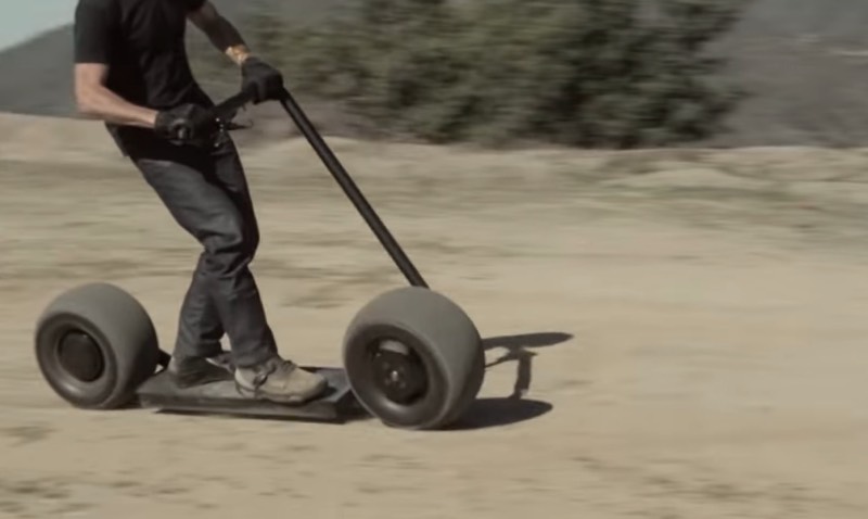 Inspirado pela sua paixão pela engenharia e a beleza do design, Nathan Allen criou a Stator, uma scooter elétrica com um visual mais do que fenomenal. E a inspiração por trás desse novo veículo bem do passado de Nathan que andava de skate e é um ciclista desde sua infância. Foi pensando nisso que ele resolveu criar um veículo que misturasse todas suas paixões e as vantagens de cada método de transporte.