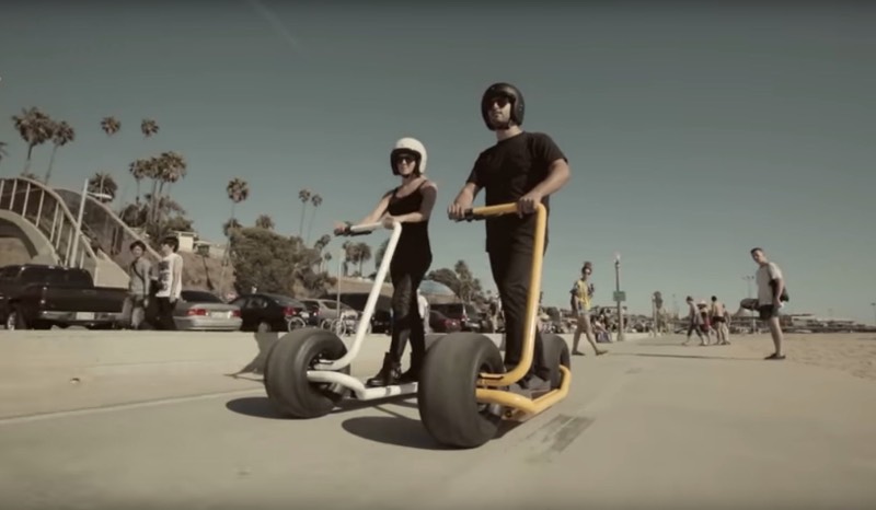 Inspirado pela sua paixão pela engenharia e a beleza do design, Nathan Allen criou a Stator, uma scooter elétrica com um visual mais do que fenomenal. E a inspiração por trás desse novo veículo bem do passado de Nathan que andava de skate e é um ciclista desde sua infância. Foi pensando nisso que ele resolveu criar um veículo que misturasse todas suas paixões e as vantagens de cada método de transporte.
