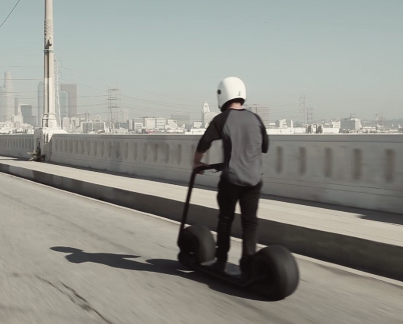 Inspirado pela sua paixão pela engenharia e a beleza do design, Nathan Allen criou a Stator, uma scooter elétrica com um visual mais do que fenomenal. E a inspiração por trás desse novo veículo bem do passado de Nathan que andava de skate e é um ciclista desde sua infância. Foi pensando nisso que ele resolveu criar um veículo que misturasse todas suas paixões e as vantagens de cada método de transporte.