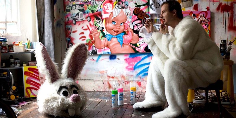 Ben Frost é um artista australiano que é reconhecido internacionalmente pelo sua arte quase caleidoscópica. Seu portfólio é repleto de pinturas que parecem capturar referências de áreas diversas como sign-writing, foto realismo, graffiti e colagens. 
