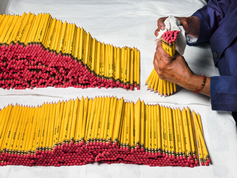Desde 1889 que a General Pencil Company vem combinando cera com tinta, madeira e grafite para criar um lápis que pode ser útil para aqueles que querem escrever e desenhar. E foi isso que o fotógrafo Christopher Payne resolveu documentar em uma série de images que tem levam para perto de uma das poucas fábricas de lápis que ainda existem nos Estados Unidos.