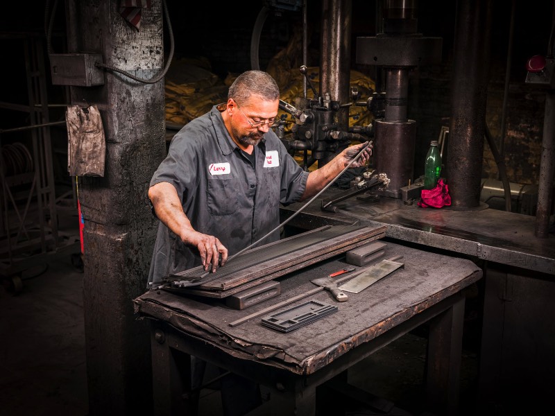 Desde 1889 que a General Pencil Company vem combinando cera com tinta, madeira e grafite para criar um lápis que pode ser útil para aqueles que querem escrever e desenhar. E foi isso que o fotógrafo Christopher Payne resolveu documentar em uma série de images que tem levam para perto de uma das poucas fábricas de lápis que ainda existem nos Estados Unidos.
