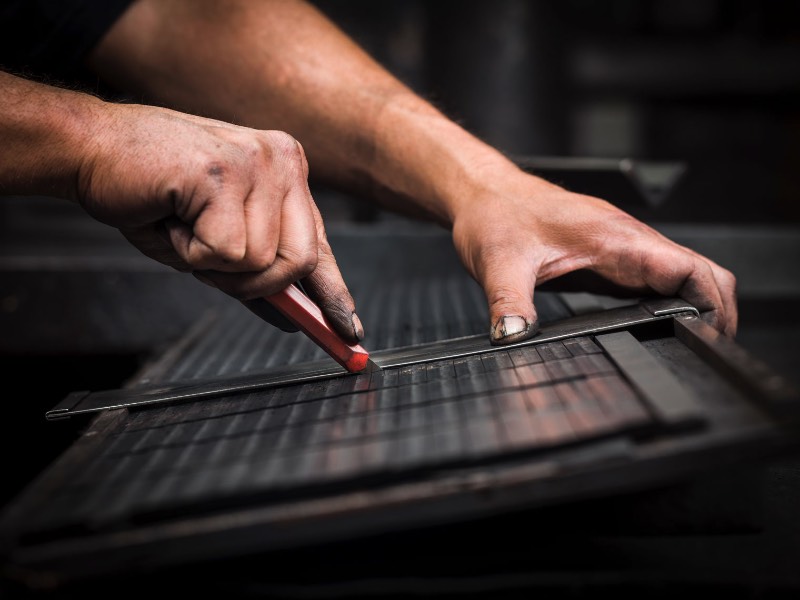 Desde 1889 que a General Pencil Company vem combinando cera com tinta, madeira e grafite para criar um lápis que pode ser útil para aqueles que querem escrever e desenhar. E foi isso que o fotógrafo Christopher Payne resolveu documentar em uma série de images que tem levam para perto de uma das poucas fábricas de lápis que ainda existem nos Estados Unidos.
