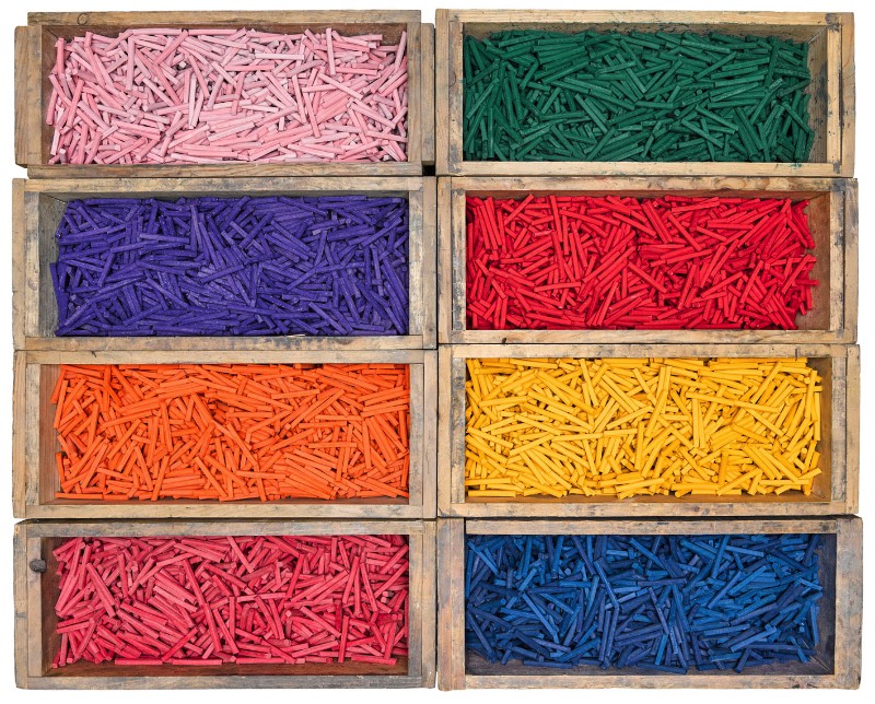 Desde 1889 que a General Pencil Company vem combinando cera com tinta, madeira e grafite para criar um lápis que pode ser útil para aqueles que querem escrever e desenhar. E foi isso que o fotógrafo Christopher Payne resolveu documentar em uma série de images que tem levam para perto de uma das poucas fábricas de lápis que ainda existem nos Estados Unidos.