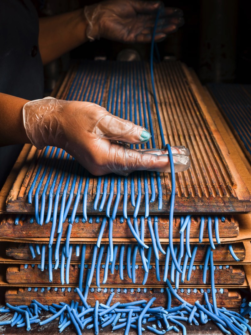 Desde 1889 que a General Pencil Company vem combinando cera com tinta, madeira e grafite para criar um lápis que pode ser útil para aqueles que querem escrever e desenhar. E foi isso que o fotógrafo Christopher Payne resolveu documentar em uma série de images que tem levam para perto de uma das poucas fábricas de lápis que ainda existem nos Estados Unidos.