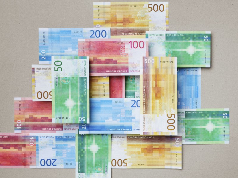 Em 2014, aconteceu uma competição organizada pelo Banco Central da Noruega onde o pessoal da Snohetta foi escolhido para desenvolver novas notas para o país. Agora, cerca de dois anos depois do lançamento das notas de 100 e 200, o novo dinheiro da Noruega chega ao público em notas de 50 e 500. 