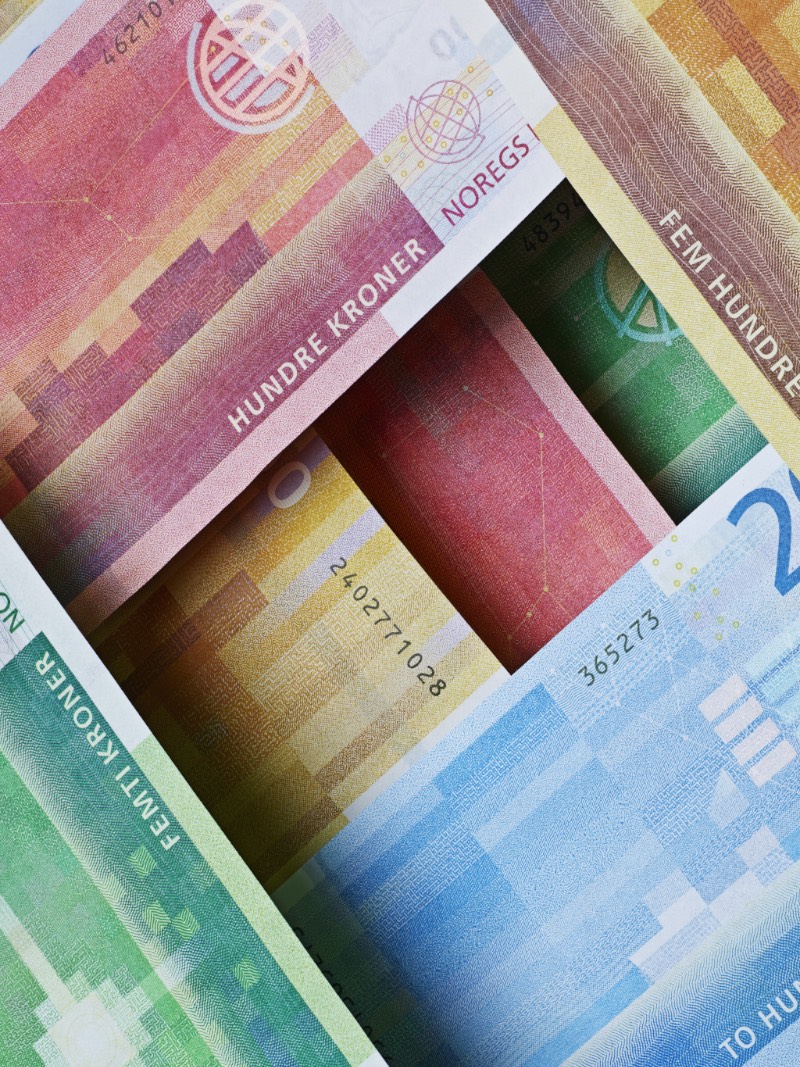 Em 2014, aconteceu uma competição organizada pelo Banco Central da Noruega onde o pessoal da Snohetta foi escolhido para desenvolver novas notas para o país. Agora, cerca de dois anos depois do lançamento das notas de 100 e 200, o novo dinheiro da Noruega chega ao público em notas de 50 e 500. 