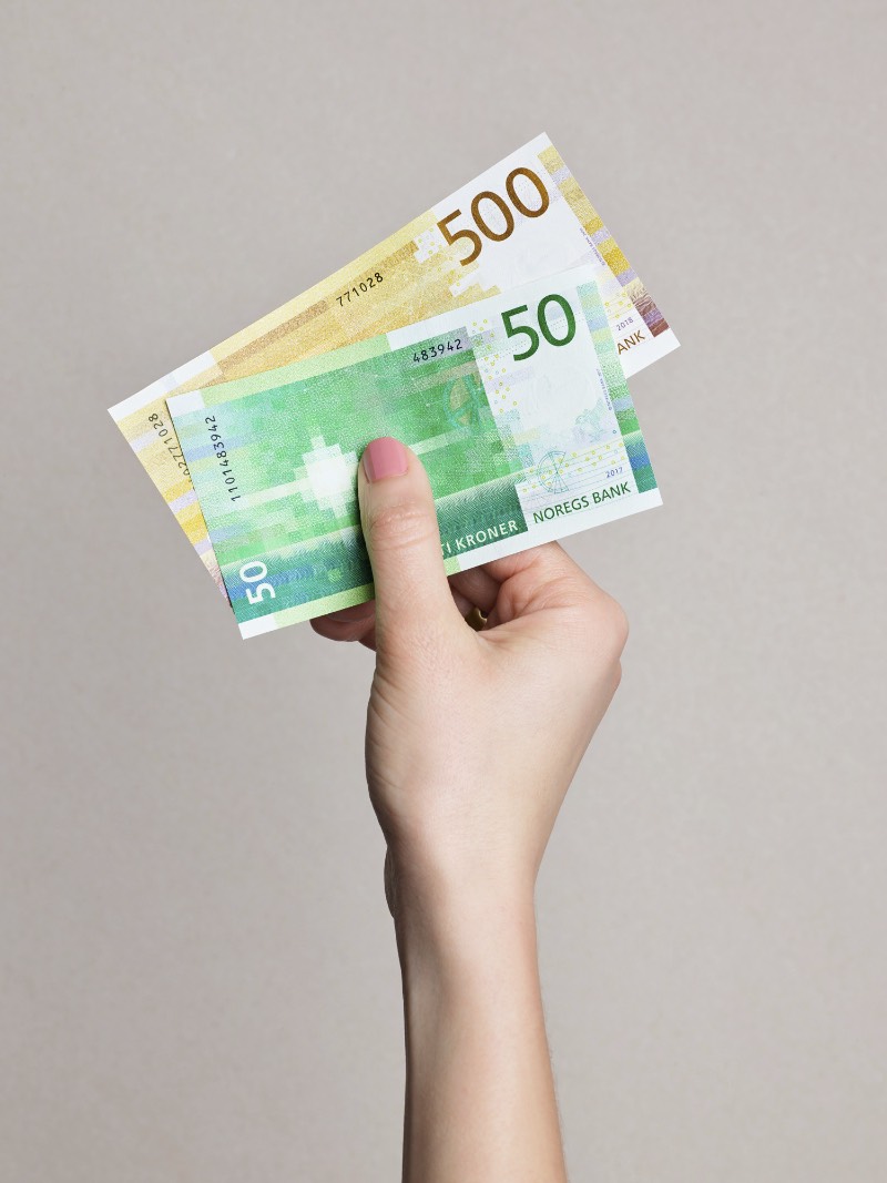 Em 2014, aconteceu uma competição organizada pelo Banco Central da Noruega onde o pessoal da Snohetta foi escolhido para desenvolver novas notas para o país. Agora, cerca de dois anos depois do lançamento das notas de 100 e 200, o novo dinheiro da Noruega chega ao público em notas de 50 e 500. 