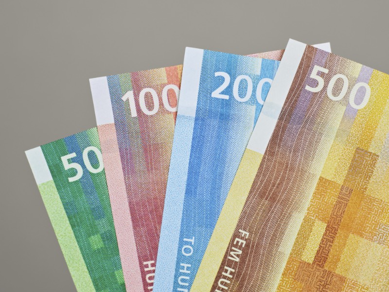 Em 2014, aconteceu uma competição organizada pelo Banco Central da Noruega onde o pessoal da Snohetta foi escolhido para desenvolver novas notas para o país. Agora, cerca de dois anos depois do lançamento das notas de 100 e 200, o novo dinheiro da Noruega chega ao público em notas de 50 e 500. 