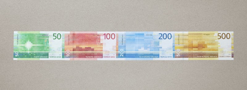 Em 2014, aconteceu uma competição organizada pelo Banco Central da Noruega onde o pessoal da Snohetta foi escolhido para desenvolver novas notas para o país. Agora, cerca de dois anos depois do lançamento das notas de 100 e 200, o novo dinheiro da Noruega chega ao público em notas de 50 e 500. 