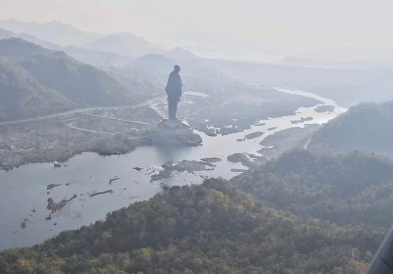 A maior estátua do mundo foi inaugurada recentemente na Índia pelo seu primeiro ministro, Narendra Modi. Conhecida como a Estátua da Unidade, essa construção passiva representa Sardar Vallabhbhai Patel, um político indiano que acabou se tornando o primeiro Primeiro Ministro indiano na Índia. 