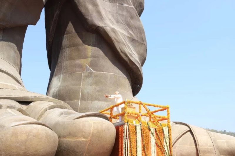 A maior estátua do mundo foi inaugurada recentemente na Índia pelo seu primeiro ministro, Narendra Modi. Conhecida como a Estátua da Unidade, essa construção passiva representa Sardar Vallabhbhai Patel, um político indiano que acabou se tornando o primeiro Primeiro Ministro indiano na Índia. 