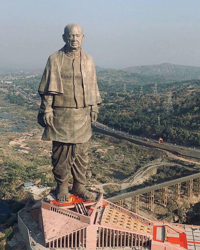 A maior estátua do mundo foi inaugurada recentemente na Índia pelo seu primeiro ministro, Narendra Modi. Conhecida como a Estátua da Unidade, essa construção passiva representa Sardar Vallabhbhai Patel, um político indiano que acabou se tornando o primeiro Primeiro Ministro indiano na Índia. 