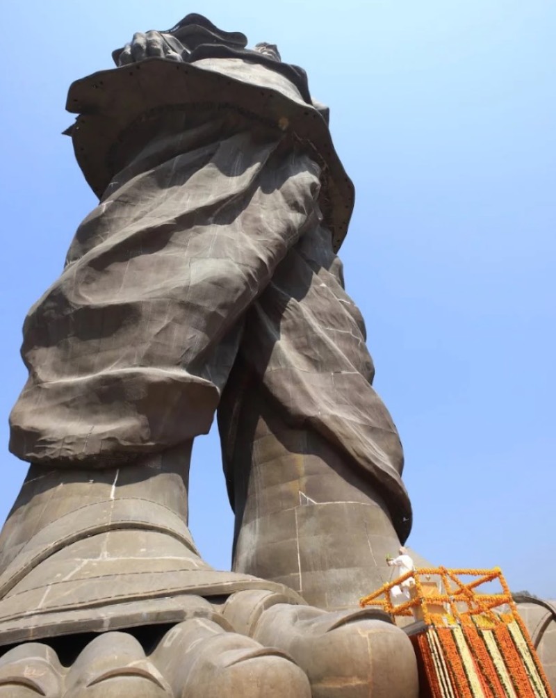 A maior estátua do mundo foi inaugurada recentemente na Índia pelo seu primeiro ministro, Narendra Modi. Conhecida como a Estátua da Unidade, essa construção passiva representa Sardar Vallabhbhai Patel, um político indiano que acabou se tornando o primeiro Primeiro Ministro indiano na Índia. 