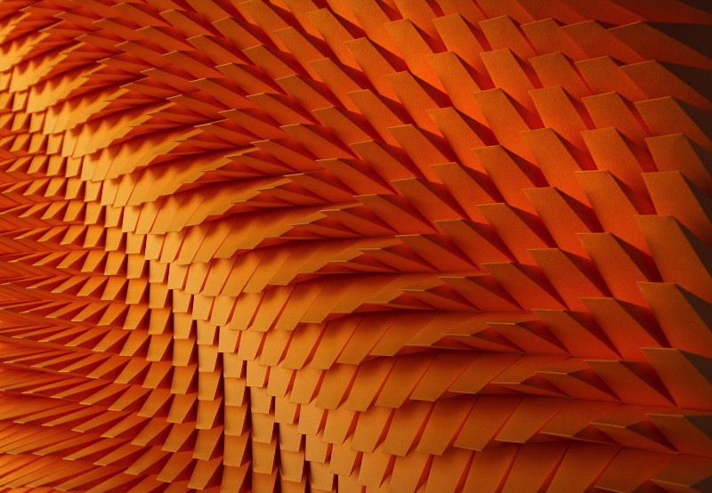 Quando me deparei com o trabalho de Matthew Shlian, entendi porque que me haviam descrito suas esculturas como engenharia de papel. Afinal, quando você passa a observar as imagens em seu portfólio digital, você vê como que ele combina pavimentações geométricas intricadas com dobraduras complexas para criar esculturas em baixo relevo que parecem feitas em algum software 3D. 