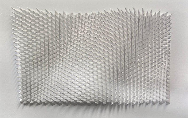 Quando me deparei com o trabalho de Matthew Shlian, entendi porque que me haviam descrito suas esculturas como engenharia de papel. Afinal, quando você passa a observar as imagens em seu portfólio digital, você vê como que ele combina pavimentações geométricas intricadas com dobraduras complexas para criar esculturas em baixo relevo que parecem feitas em algum software 3D.