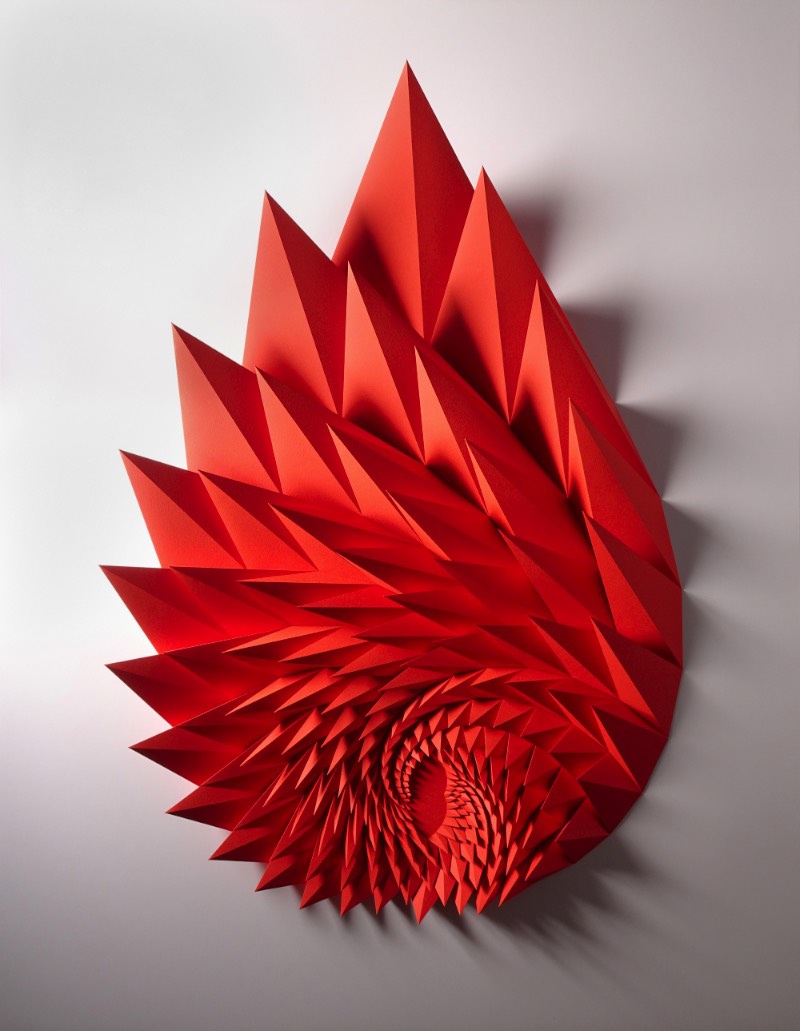 Quando me deparei com o trabalho de Matthew Shlian, entendi porque que me haviam descrito suas esculturas como engenharia de papel. Afinal, quando você passa a observar as imagens em seu portfólio digital, você vê como que ele combina pavimentações geométricas intricadas com dobraduras complexas para criar esculturas em baixo relevo que parecem feitas em algum software 3D. 