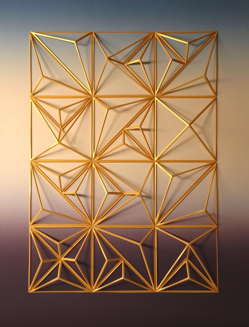 Quando me deparei com o trabalho de Matthew Shlian, entendi porque que me haviam descrito suas esculturas como engenharia de papel. Afinal, quando você passa a observar as imagens em seu portfólio digital, você vê como que ele combina pavimentações geométricas intricadas com dobraduras complexas para criar esculturas em baixo relevo que parecem feitas em algum software 3D.