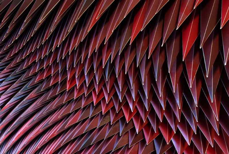 Quando me deparei com o trabalho de Matthew Shlian, entendi porque que me haviam descrito suas esculturas como engenharia de papel. Afinal, quando você passa a observar as imagens em seu portfólio digital, você vê como que ele combina pavimentações geométricas intricadas com dobraduras complexas para criar esculturas em baixo relevo que parecem feitas em algum software 3D.