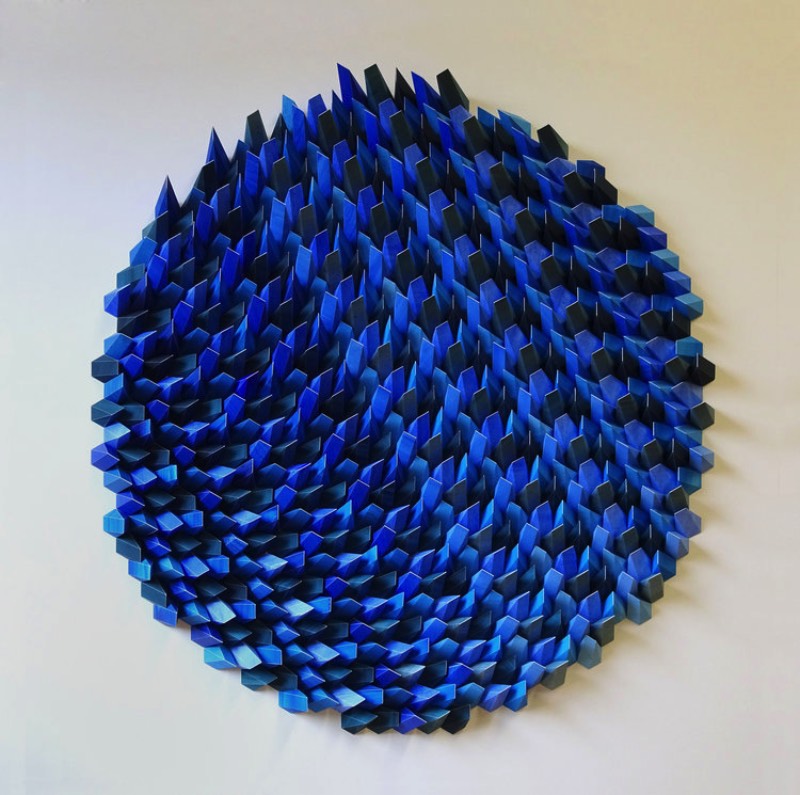 Quando me deparei com o trabalho de Matthew Shlian, entendi porque que me haviam descrito suas esculturas como engenharia de papel. Afinal, quando você passa a observar as imagens em seu portfólio digital, você vê como que ele combina pavimentações geométricas intricadas com dobraduras complexas para criar esculturas em baixo relevo que parecem feitas em algum software 3D.