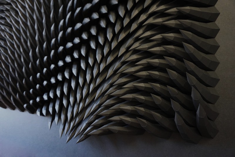 Quando me deparei com o trabalho de Matthew Shlian, entendi porque que me haviam descrito suas esculturas como engenharia de papel. Afinal, quando você passa a observar as imagens em seu portfólio digital, você vê como que ele combina pavimentações geométricas intricadas com dobraduras complexas para criar esculturas em baixo relevo que parecem feitas em algum software 3D.