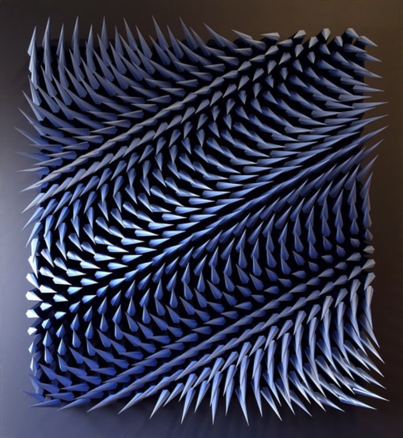 Quando me deparei com o trabalho de Matthew Shlian, entendi porque que me haviam descrito suas esculturas como engenharia de papel. Afinal, quando você passa a observar as imagens em seu portfólio digital, você vê como que ele combina pavimentações geométricas intricadas com dobraduras complexas para criar esculturas em baixo relevo que parecem feitas em algum software 3D. 