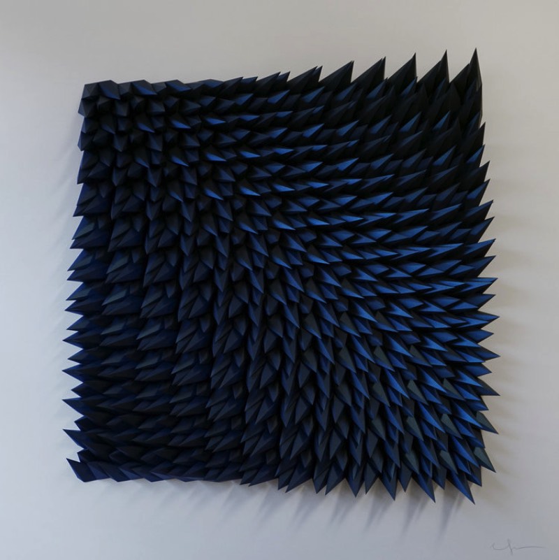 Quando me deparei com o trabalho de Matthew Shlian, entendi porque que me haviam descrito suas esculturas como engenharia de papel. Afinal, quando você passa a observar as imagens em seu portfólio digital, você vê como que ele combina pavimentações geométricas intricadas com dobraduras complexas para criar esculturas em baixo relevo que parecem feitas em algum software 3D. 