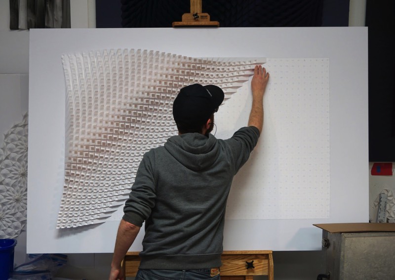 Quando me deparei com o trabalho de Matthew Shlian, entendi porque que me haviam descrito suas esculturas como engenharia de papel. Afinal, quando você passa a observar as imagens em seu portfólio digital, você vê como que ele combina pavimentações geométricas intricadas com dobraduras complexas para criar esculturas em baixo relevo que parecem feitas em algum software 3D. 