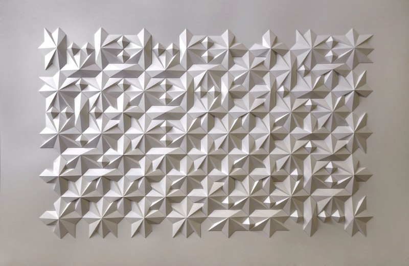 Quando me deparei com o trabalho de Matthew Shlian, entendi porque que me haviam descrito suas esculturas como engenharia de papel. Afinal, quando você passa a observar as imagens em seu portfólio digital, você vê como que ele combina pavimentações geométricas intricadas com dobraduras complexas para criar esculturas em baixo relevo que parecem feitas em algum software 3D. 
