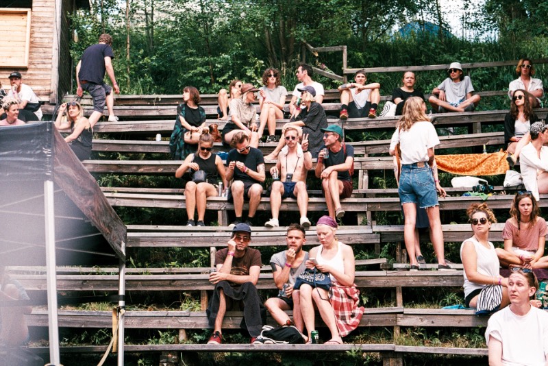 Festival Periferia é mais do que um evento, é uma experiência de arte e música que acontece em uma pequena ilha no Delta Tigre, na periferia de Buenos Aires. A identidade visual do evento foi feita pelo pessoal da Amateur (dot) rocks e reflete bem a estética e a sonoridade dos novos artistas da Argentina. 