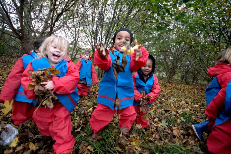 Para muitas crianças que moram em uma área urbana, acesso ao ar livre não é algo muito fácil. Foi pensando nisso que o Conselho do Distrito de Hackney em Londres resolveu criar a Hackney Forest School. E, para criar a identidade visual dessa escola, o pessoal do Studio Spy foi chamado com a intenção de criar uma marca que aumentasse a conscientização e o interesse das crianças e adultos do bairro. 