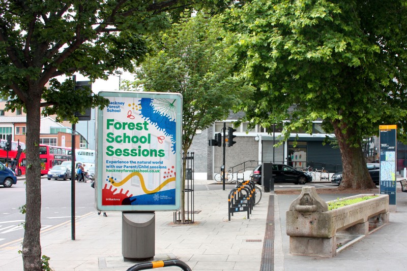 Para muitas crianças que moram em uma área urbana, acesso ao ar livre não é algo muito fácil. Foi pensando nisso que o Conselho do Distrito de Hackney em Londres resolveu criar a Hackney Forest School. E, para criar a identidade visual dessa escola, o pessoal do Studio Spy foi chamado com a intenção de criar uma marca que aumentasse a conscientização e o interesse das crianças e adultos do bairro. 