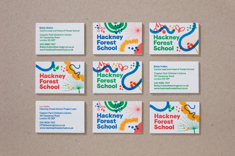 Para muitas crianças que moram em uma área urbana, acesso ao ar livre não é algo muito fácil. Foi pensando nisso que o Conselho do Distrito de Hackney em Londres resolveu criar a Hackney Forest School. E, para criar a identidade visual dessa escola, o pessoal do Studio Spy foi chamado com a intenção de criar uma marca que aumentasse a conscientização e o interesse das crianças e adultos do bairro. 