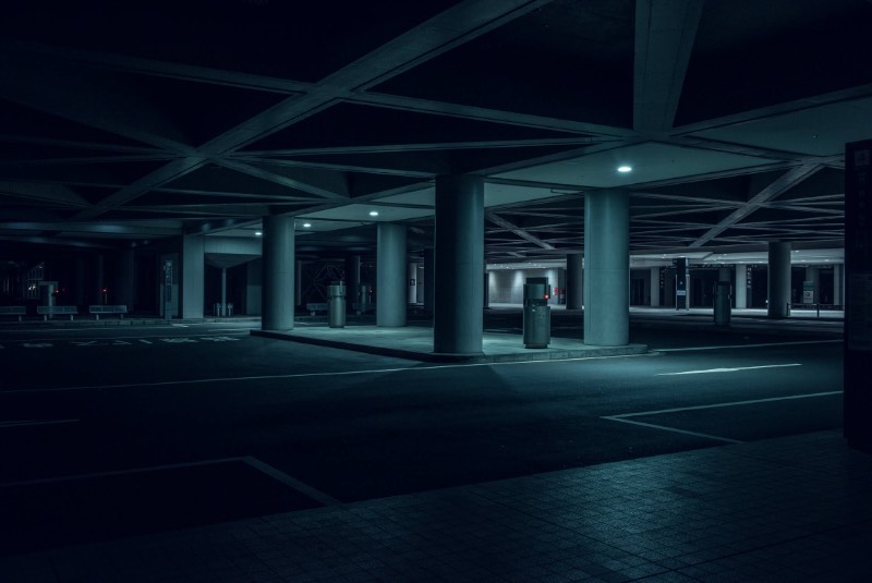 Nihon Noir é uma série de fotos que surgiu do fascínio de Tom Blachford por Tóquio. As fotografias que você pode ver logo abaixo foram produzidas com a intenção de traduzir os sentimentos do fotógrafo quando visitou o Japão pela primeira vez. Para ele, era como se ele estivesse visitando um futuro paralelo, um local onde tudo é meio estranho apesar de ser familiar. 