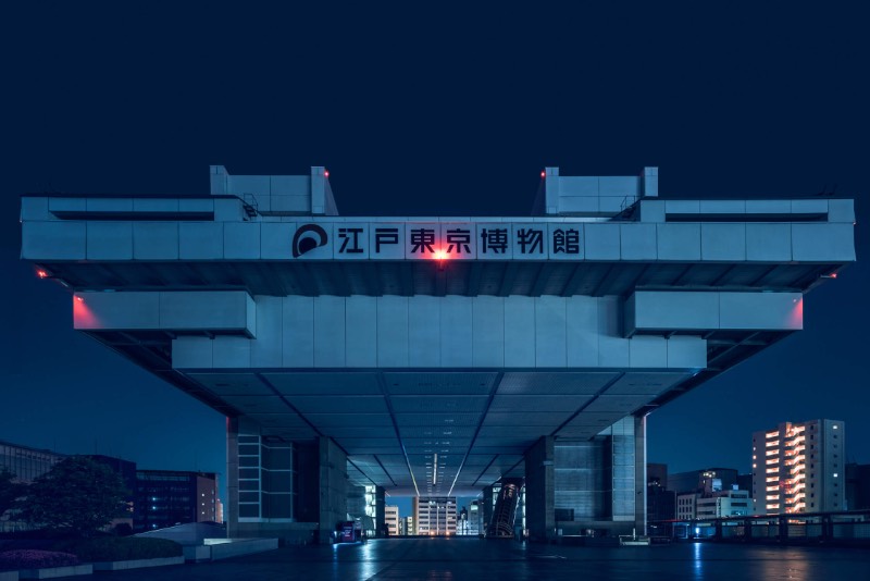 Nihon Noir é uma série de fotos que surgiu do fascínio de Tom Blachford por Tóquio. As fotografias que você pode ver logo abaixo foram produzidas com a intenção de traduzir os sentimentos do fotógrafo quando visitou o Japão pela primeira vez. Para ele, era como se ele estivesse visitando um futuro paralelo, um local onde tudo é meio estranho apesar de ser familiar. 