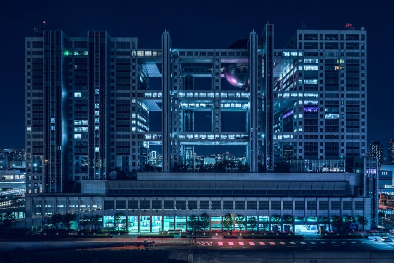Nihon Noir é uma série de fotos que surgiu do fascínio de Tom Blachford por Tóquio. As fotografias que você pode ver logo abaixo foram produzidas com a intenção de traduzir os sentimentos do fotógrafo quando visitou o Japão pela primeira vez. Para ele, era como se ele estivesse visitando um futuro paralelo, um local onde tudo é meio estranho apesar de ser familiar. 