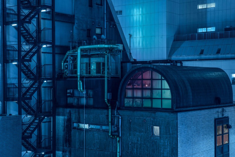 Nihon Noir é uma série de fotos que surgiu do fascínio de Tom Blachford por Tóquio. As fotografias que você pode ver logo abaixo foram produzidas com a intenção de traduzir os sentimentos do fotógrafo quando visitou o Japão pela primeira vez. Para ele, era como se ele estivesse visitando um futuro paralelo, um local onde tudo é meio estranho apesar de ser familiar. 