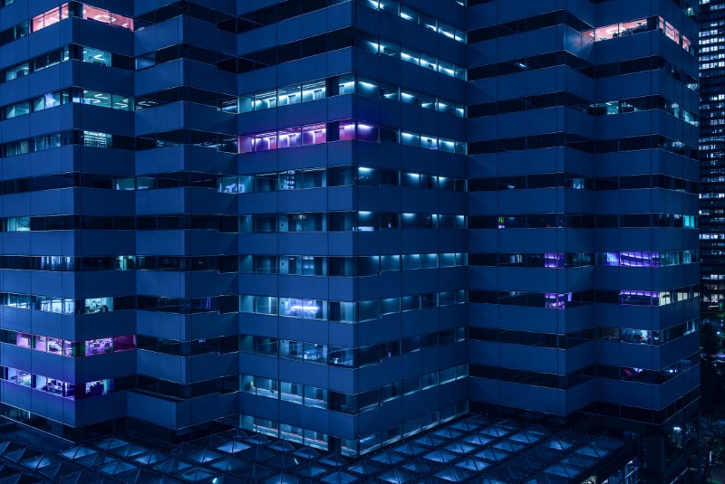 Nihon Noir é uma série de fotos que surgiu do fascínio de Tom Blachford por Tóquio. As fotografias que você pode ver logo abaixo foram produzidas com a intenção de traduzir os sentimentos do fotógrafo quando visitou o Japão pela primeira vez. Para ele, era como se ele estivesse visitando um futuro paralelo, um local onde tudo é meio estranho apesar de ser familiar. 