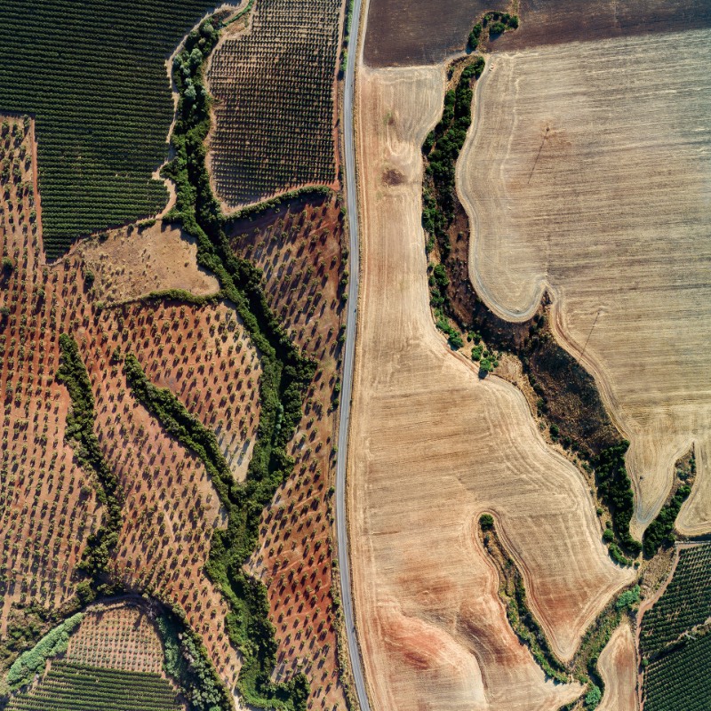 Há muito tempo, todo o planeta Terra estava coberto de água. Hoje em dia, toda essa água flui de um jeito diferente e ajuda a moldar seu caminho, influenciando toda nossa vida. Foi isso que o fotógrafo Milan Radisics resolveu capturar em uma série de imagens que recebeu o nome de Water Shapes Earth.