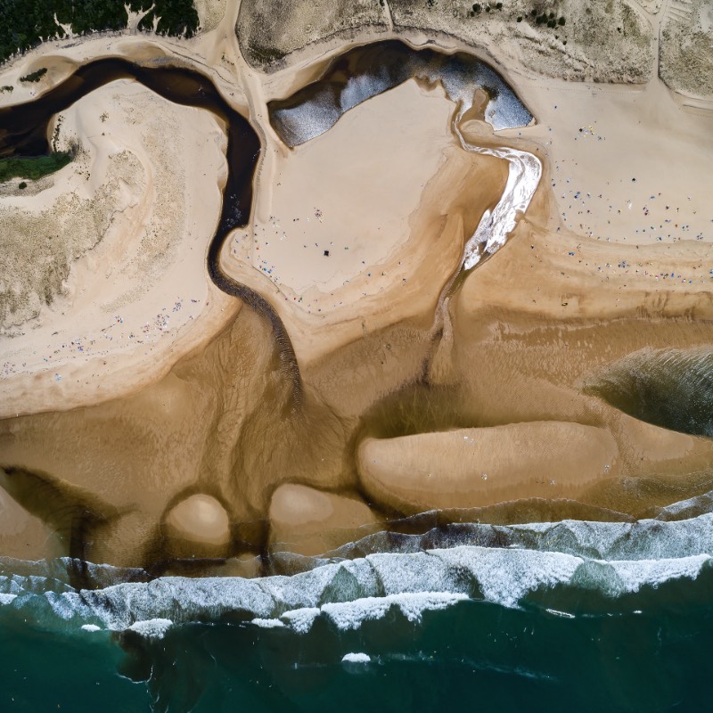 Há muito tempo, todo o planeta Terra estava coberto de água. Hoje em dia, toda essa água flui de um jeito diferente e ajuda a moldar seu caminho, influenciando toda nossa vida. Foi isso que o fotógrafo Milan Radisics resolveu capturar em uma série de imagens que recebeu o nome de Water Shapes Earth.