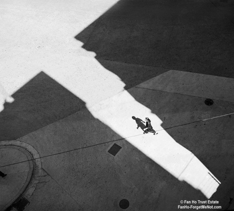 Quando Fan Ho era adolescente, ele pegava emprestado a câmera de seu pai e saia pelas ruas de Hong Kong documentando tudo que ele via. Foi assim que ele começou a produzir seu portfólio de fotografia de rua.