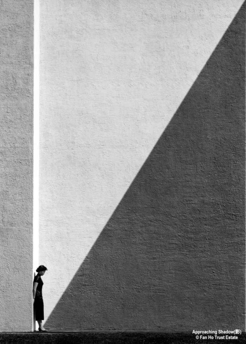 Quando Fan Ho era adolescente, ele pegava emprestado a câmera de seu pai e saia pelas ruas de Hong Kong documentando tudo que ele via. Foi assim que ele começou a produzir seu portfólio de fotografia de rua.