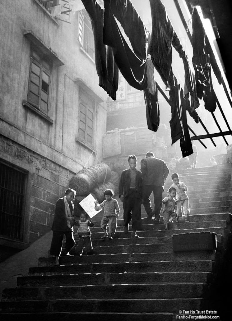 Quando Fan Ho era adolescente, ele pegava emprestado a câmera de seu pai e saia pelas ruas de Hong Kong documentando tudo que ele via. Foi assim que ele começou a produzir seu portfólio de fotografia de rua.