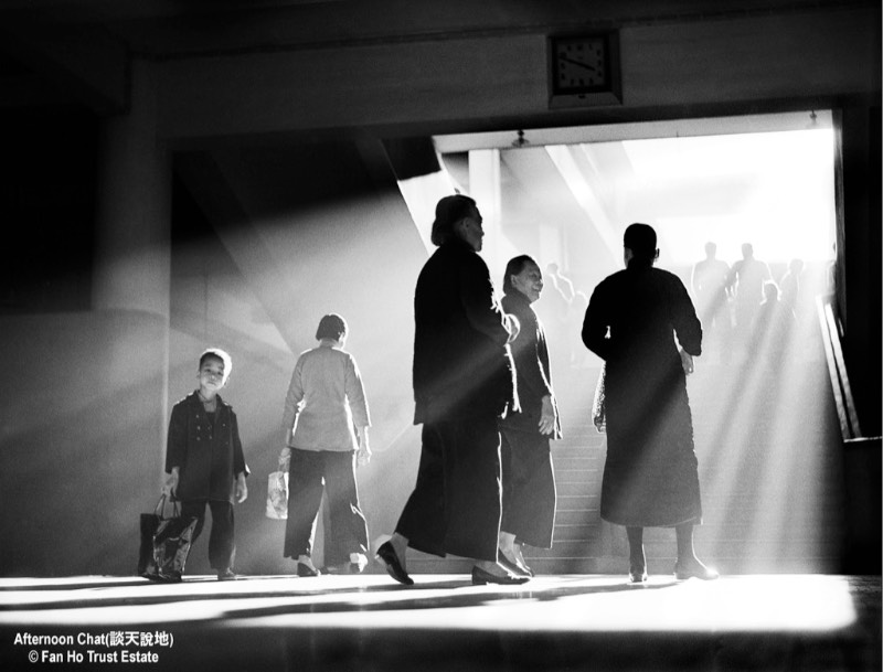 Quando Fan Ho era adolescente, ele pegava emprestado a câmera de seu pai e saia pelas ruas de Hong Kong documentando tudo que ele via. Foi assim que ele começou a produzir seu portfólio de fotografia de rua.