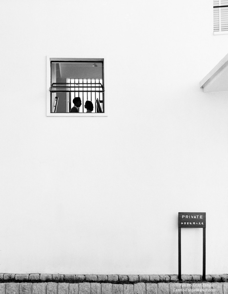 Quando Fan Ho era adolescente, ele pegava emprestado a câmera de seu pai e saia pelas ruas de Hong Kong documentando tudo que ele via. Foi assim que ele começou a produzir seu portfólio de fotografia de rua.