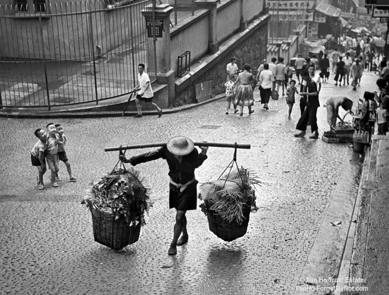Quando Fan Ho era adolescente, ele pegava emprestado a câmera de seu pai e saia pelas ruas de Hong Kong documentando tudo que ele via. Foi assim que ele começou a produzir seu portfólio de fotografia de rua.